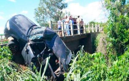 Mãe e filha capotam em vicinal e veículo fica pendurado em ponte