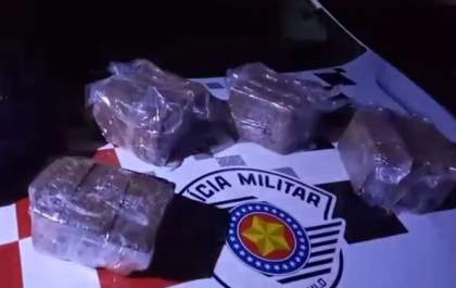 Acusado de tráfico é preso após bater moto em árvore