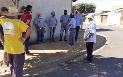 Paulinho e Marcos Visual acompanham limpeza pública e vistoriam vicinal