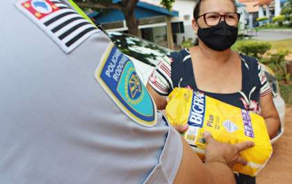Polícia Militar Rodoviária entrega fraldas geriátricas da Campanha Natal Iluminado