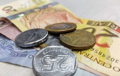 Pagar à vista ou parcelar: qual a melhor estratégia para as contas do começo de ano?