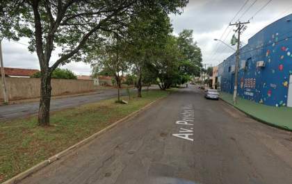 Menino de 14 anos fica ferido ao bater moto em poste na Prestes Maia