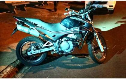 Mulher é presa em Andradina com moto furtada e arma artesanal do namorado