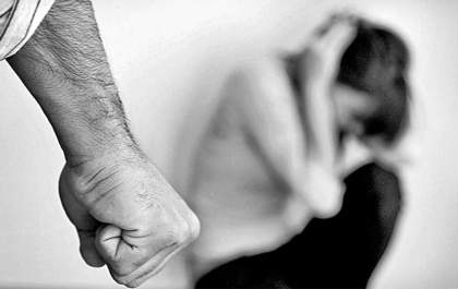 Homem agride esposa e ataca policiais