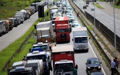 Caminhoneiros convocam nova assembleia para se mobilizar por greve