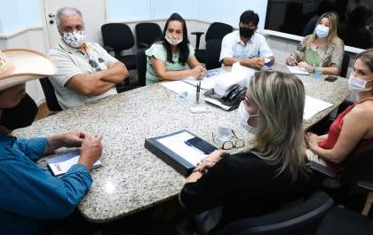 Prefeito realiza reunião para iniciar construção do Gatil e Canil Municipal