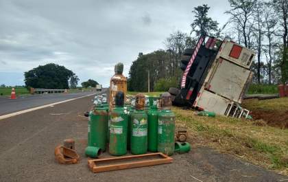 Caminhão com oxigênio e gás inflamável tomba na Marechal Rondon