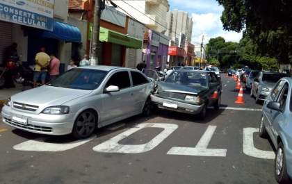 Pedreiro sem habilitação bate carro em moto e em outro carro em semáforo