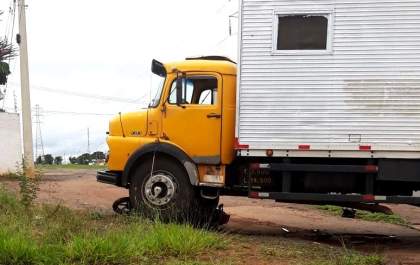 Motoqueiro tem ferimentos leves após moto ser arrastada por caminhão&nbsp;