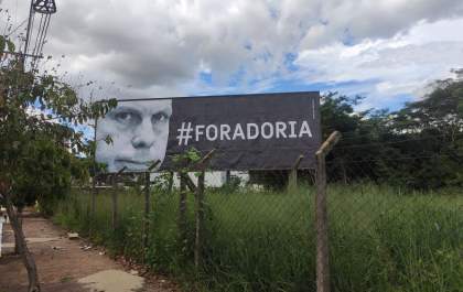 Outdoor contra Doria é instalado em avenida de Araçatuba