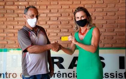 Projeto Idoso sem Renda distribuí cartão alimentação