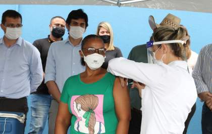 Enfermeira da UPA recebe 1ª dose da vacina contra Covid-19&nbsp;