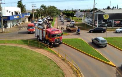 Cortejo com o corpo do subtenente Leniro, passa em frente ao quartel dos Bombeiros e é recebido com homenagens