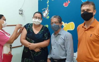 Prefeito e vice acompanham vacinação no hospital de Castilho