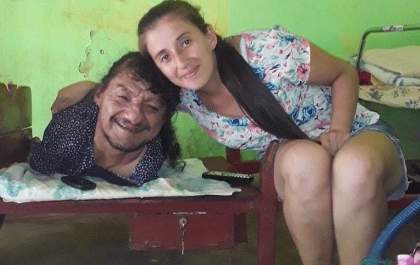 Ele não tem braços e nem pernas, mas foi assim que criou as filhas abandonadas pela mãe