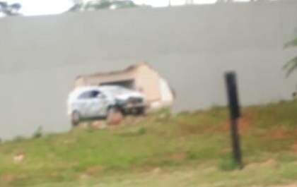 Fisioterapeuta bate carro em muro de motel após beber