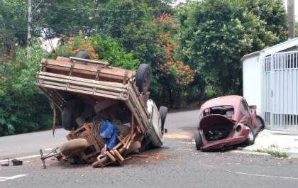 Caminhonete tomba após bater em Fusca em Birigui