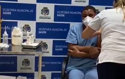 Vídeo de auxiliar de enfermagem tomando vacina em Araçatuba viraliza