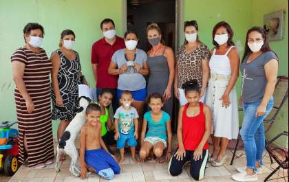Assistência Social e Fundo Social repassam cartões de “cupom alimentação” para famílias de Andradina