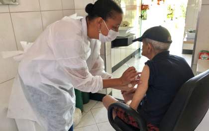 Guararapes inicia vacinação de idosos de 80 a 84 anos