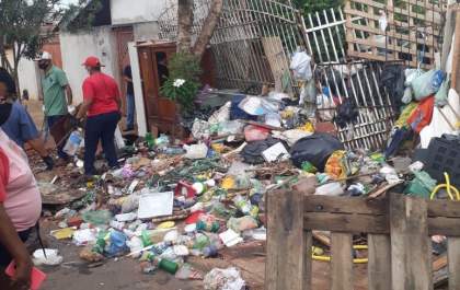 Meio Ambiente limpa residências tomadas por lixo e entulhos