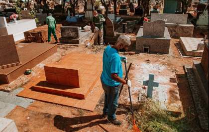 Prefeitura faz limpeza emergencial do cemitério