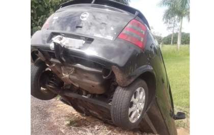 Carro furtado de despachante é encontrado caído em barranco na Rondon