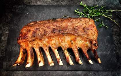 Carne de cordeiro: consumo cresce na mesa do brasileiro e equipe Tricarne ensina como escolher a melhor peça