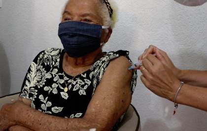 Mulher de 104 anos é a primeira idosa a receber a vacina contra Coronavírus em Três Lagoas