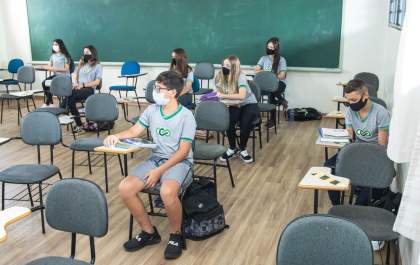 CEA/COC volta às aulas presenciais com sistema híbrido e transmissão ao vivo para quem ficar em casa.