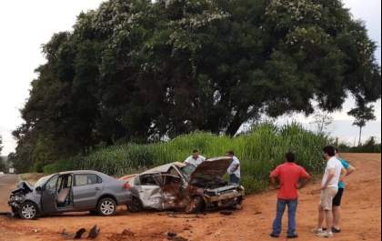 Mulher morre e 3 pessoas ficam feridas em colisão