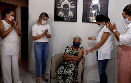 Com 104 anos, Adolfina acredita que a vacina será a solução para a pandemia