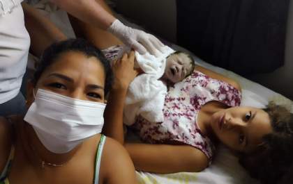 Emoção marca o nascimento de bebê na casa da avó em Arapuá