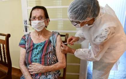 Idosa de 105 anos é a primeira imunizada em Olímpia&nbsp;
