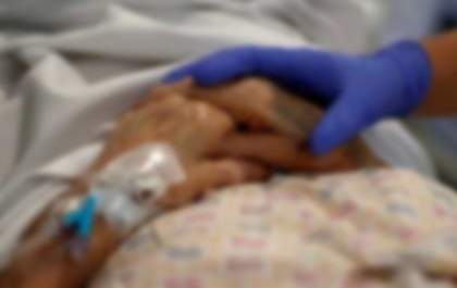 Médico encontra carretéis de linha e palitos dentro de genitália de idosa