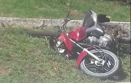 Acidente com moto interdita trânsito na Araçás
