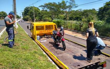 Jovem que caiu com moto na Araçás permanece hospitalizado