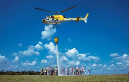 Skol testa helicóptero que 'faz chover' em aglomerações no Carnaval
