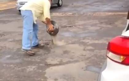 Comerciante cria “tapa-buraco solidário” em Araçatuba