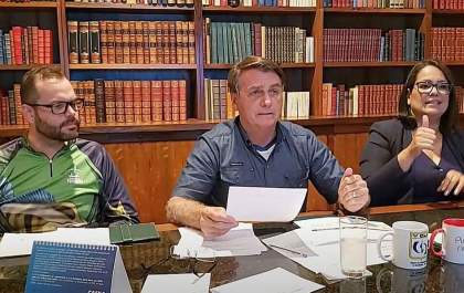 Bolsonaro quer que postos exibam composição de preço dos combustíveis