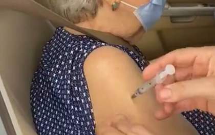 Vídeo flagra profissional de saúde fingindo dar vacina em idosa