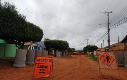 Obras de drenagem e pavimentação são iniciadas no Bairro Santa Rita