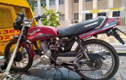 Adolescentes são apreendidos com moto furtada