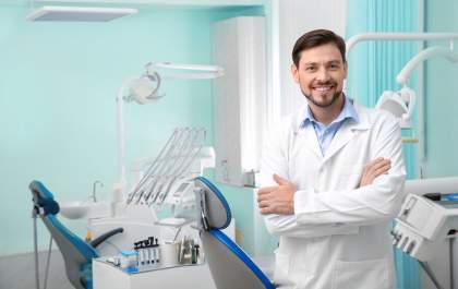 Ex-frentista acreditou no sonho e hoje trabalha com dentista dos famosos