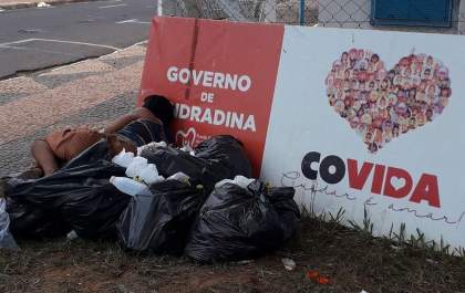 Repórter flagra morador de rua 'dormindo no lixo'