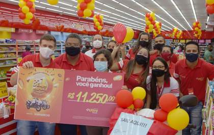 Ultra Popular de Andradina entrega moto para ganhadora
