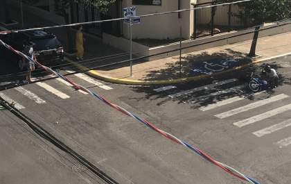 Homem escapa de ferimentos graves ao pular de Biz atingida por carro