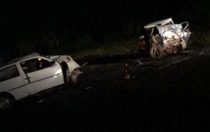 Dois morrem em colisão entre dois carros