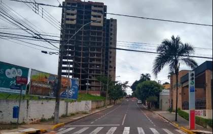 Vazamento na rua Duque de Caxias deixa bairros sem água