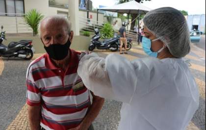Idosos de 77 a 79 anos começam a ser vacinados nesta quarta-feira na região